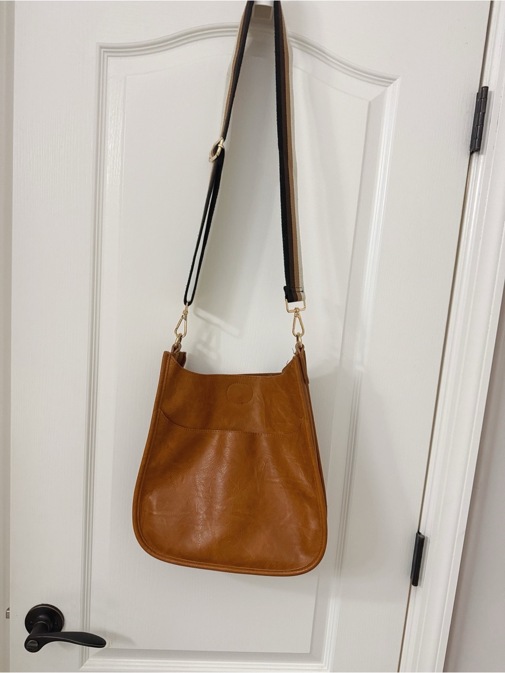 Sleek Cognac Leather Shoulder Bag with Adjustable Strap